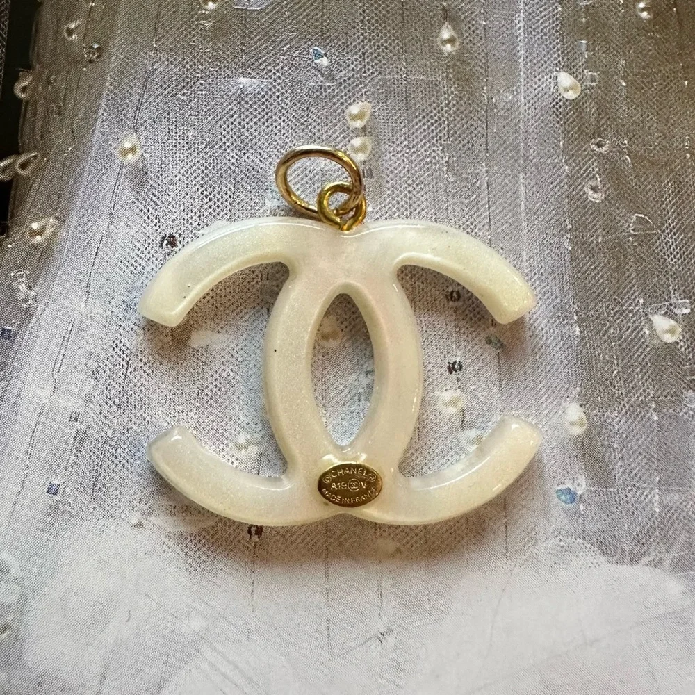 CHANEL Acrylic with Gold Flecks Zipper Pull Charm